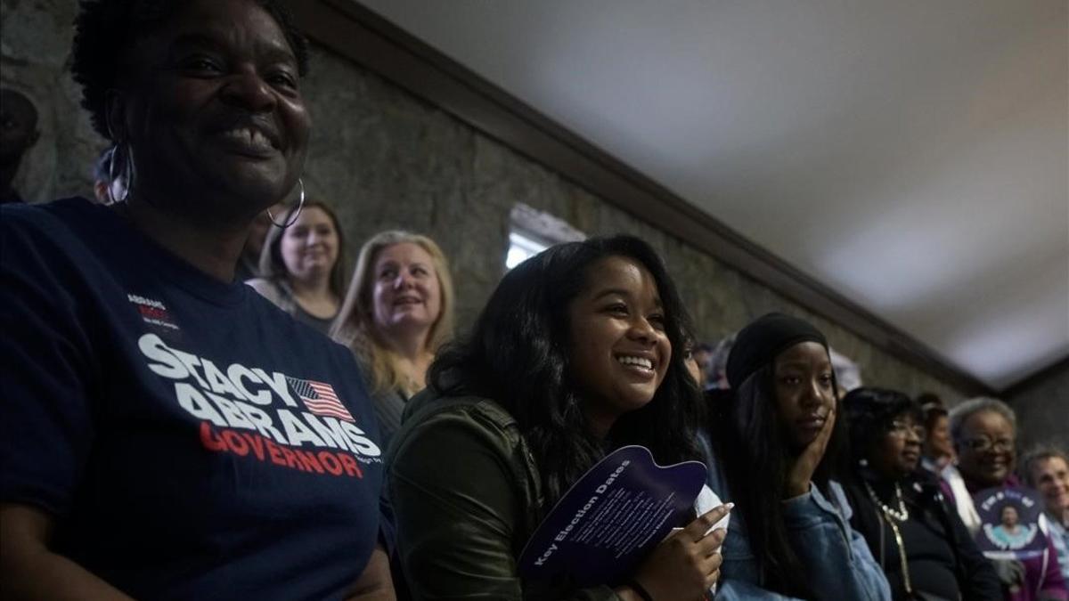 Simpatizantes de Stacey Abrams escuchan el discurso de la candidata demócrata en un mitin celebrado en Newman (Georgia).