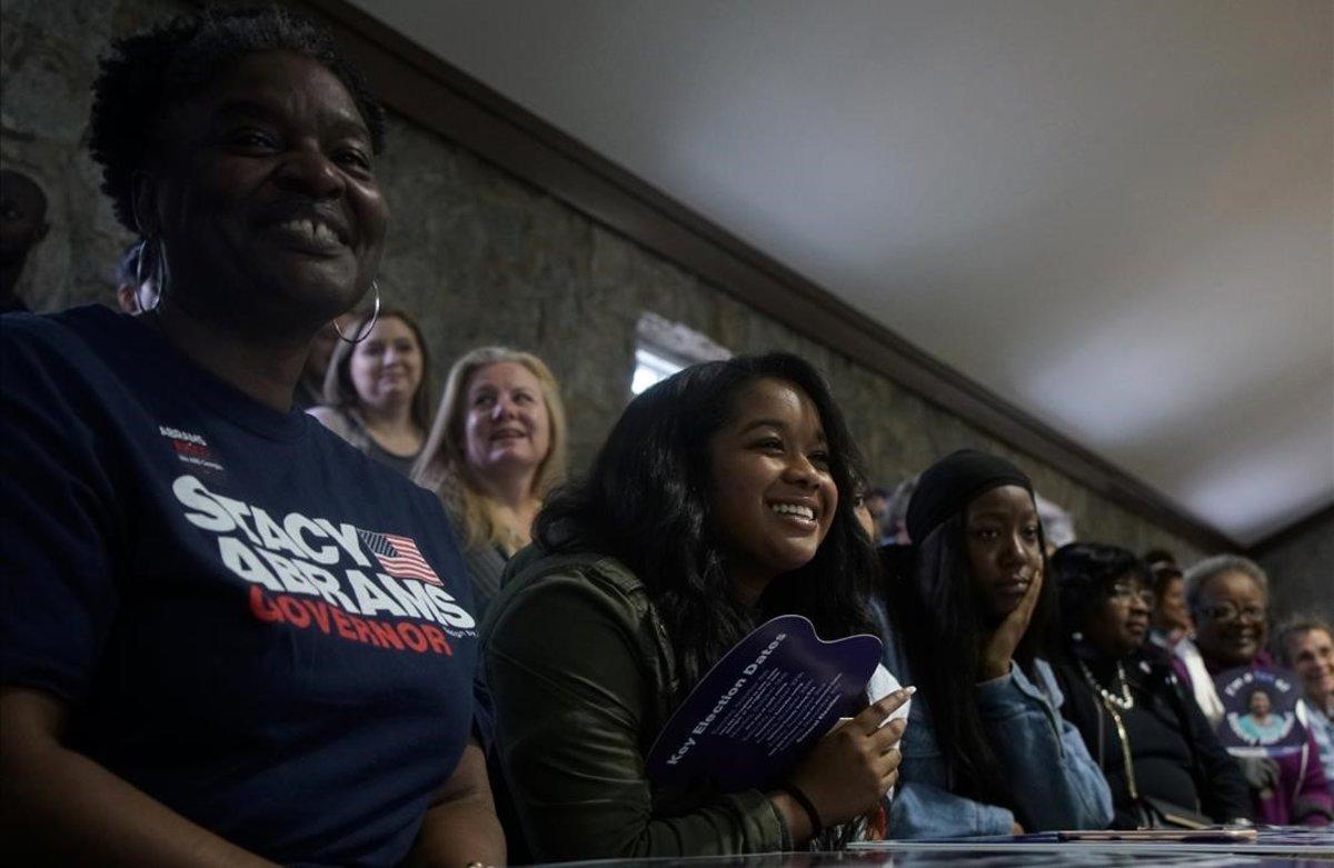 zentauroepp45709276 stacey abrams supporters smile as they listen as the democra181101210136