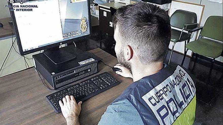 Un investigador de delitos tecnológicos de la Policía Nacional ante el ordenador.