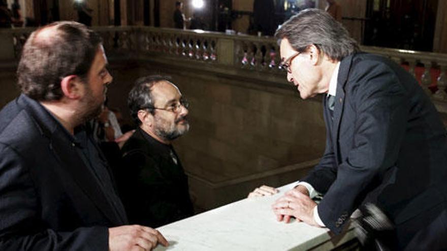 Artur Mas conversa con Baños ante la mirada de Junqueras.