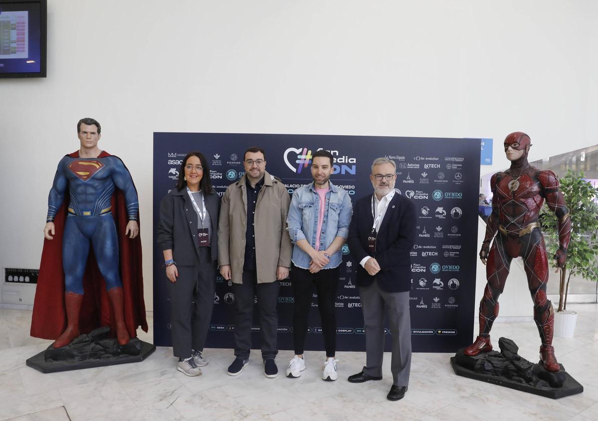 Por la izquierda, la concejala Covadonga Díaz, Adrián Barbón, el director del evento, Julio Fernández (Thecorvusclan) y el edil Alfredo García Quintana.