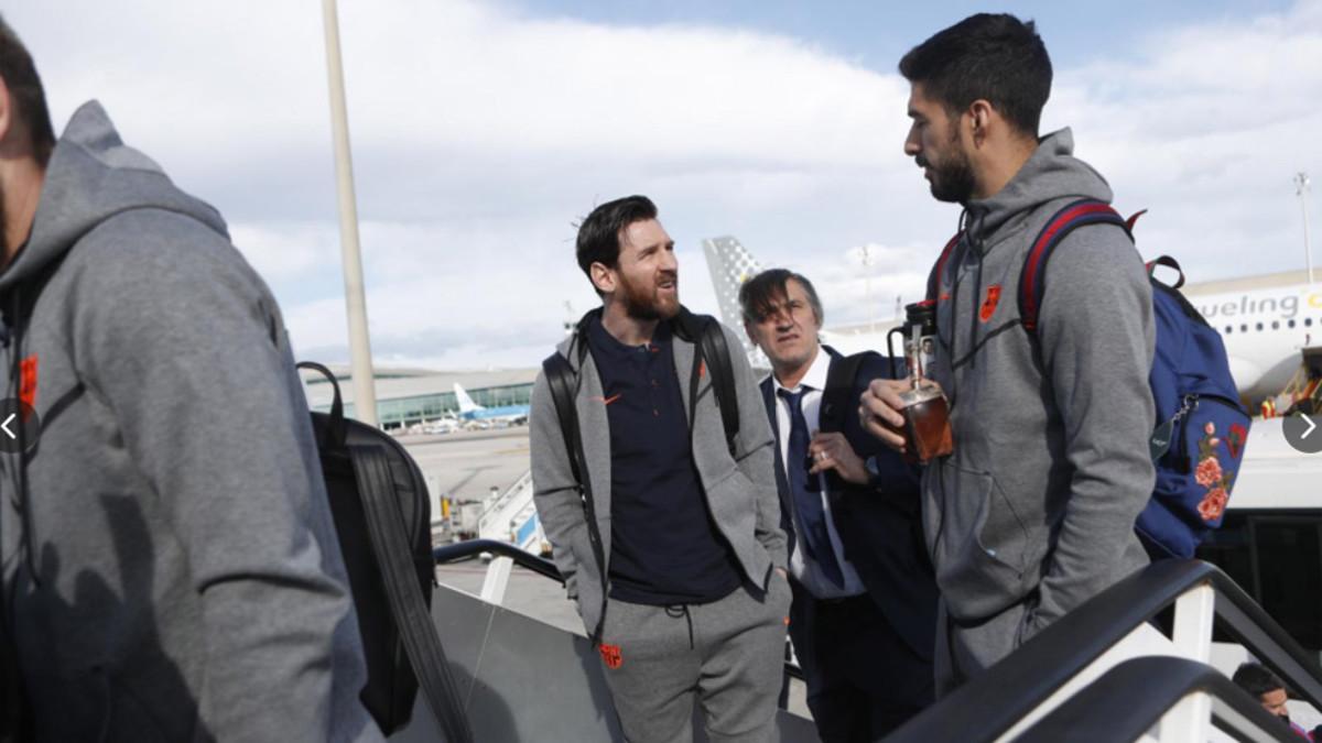 Messi y Luis Suárez se subieron al avión que lleva a Sevlla