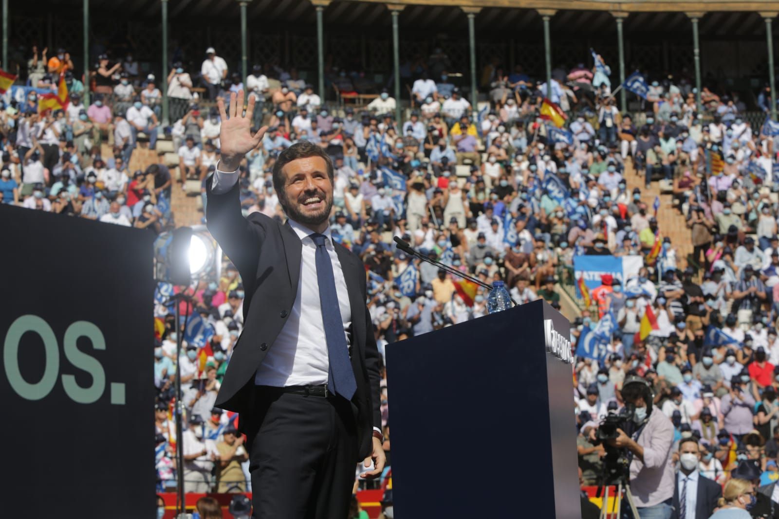 La plaza de toros de València llena en el mitin del PP