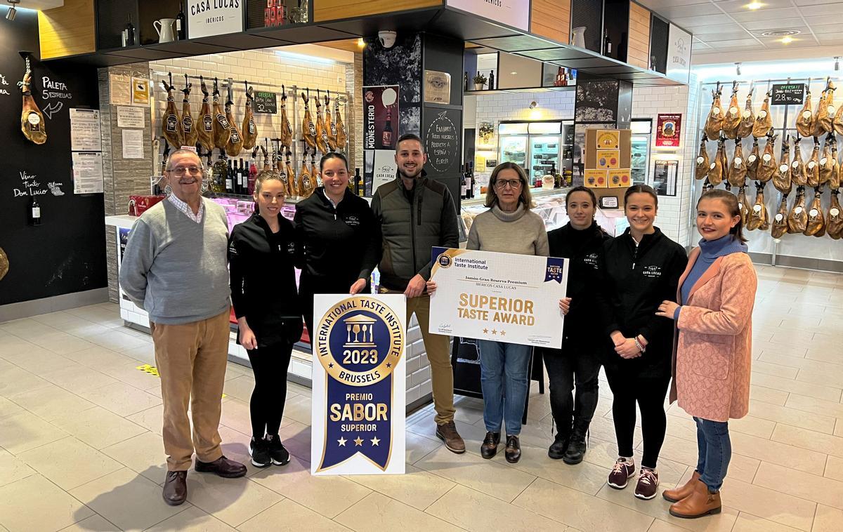 Equipo humano de ‘Casa Lucas’ con el galardón recibido