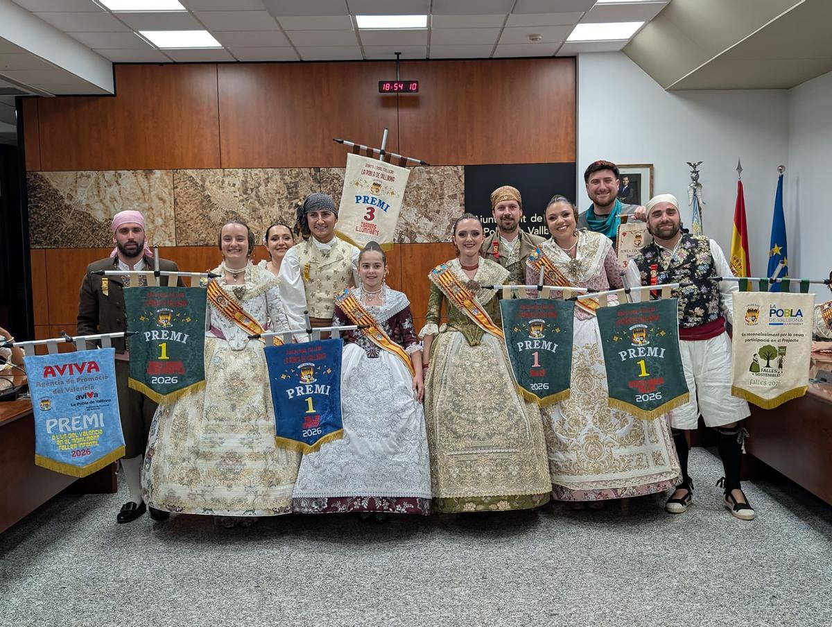 La comisión Falla el Trinquet de La Pobla de Vallbona recoge el doblete de su monumento grande e infantil