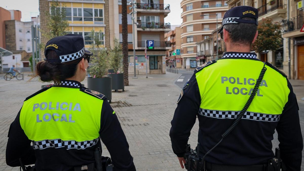 Dos agentes de Policía Local patrullando por el entorno de la Torre
