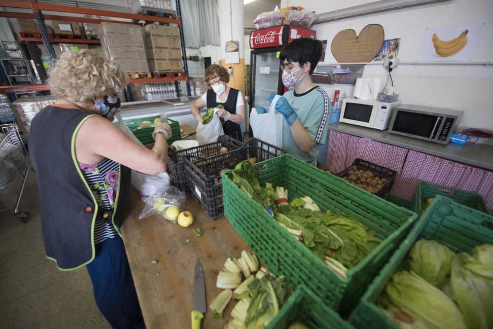 Usuaris i voluntaris de la plataforma d'aliments de Manresa