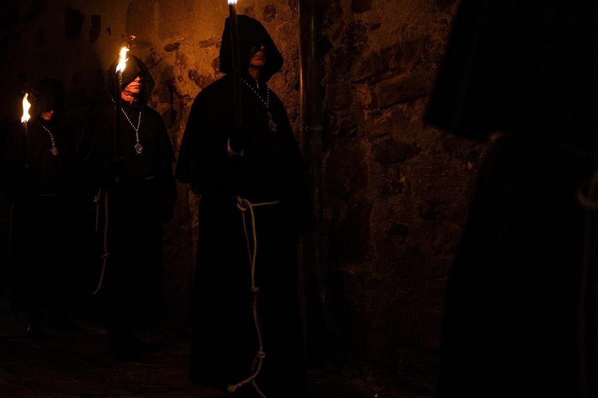 El Cristo Negro: la procesión cacereña que sale a medianoche y que atrae a miles de personas cada Miércoles Santo