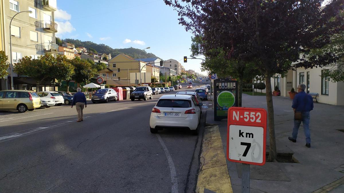 La avenida de Redondela en el tramo del centro de salud de Chapela.