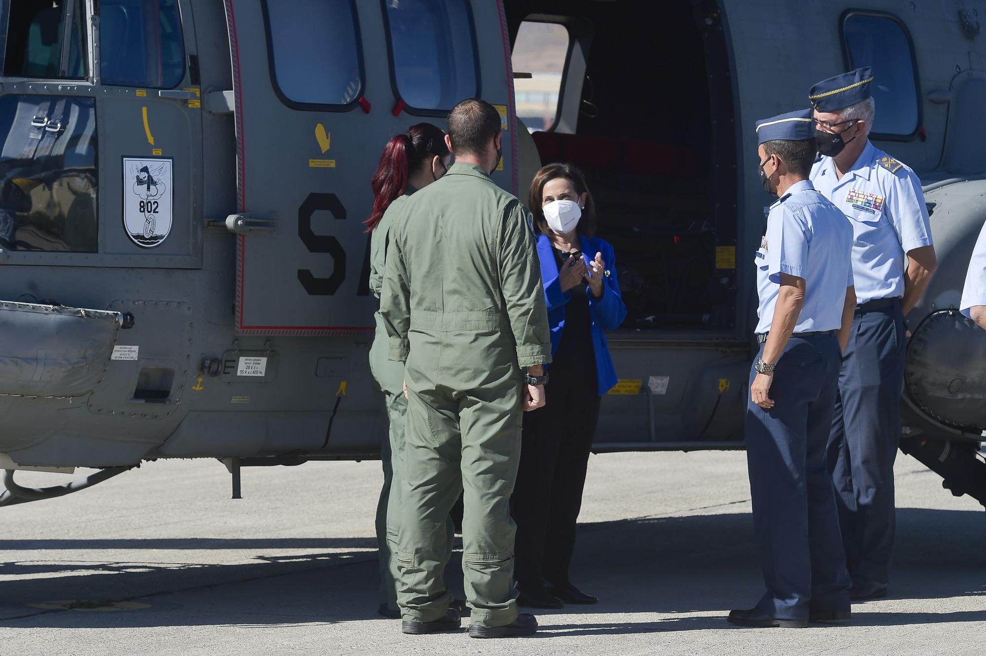 Visita de la ministra Margarita Robles al aeropuerto de Gando.