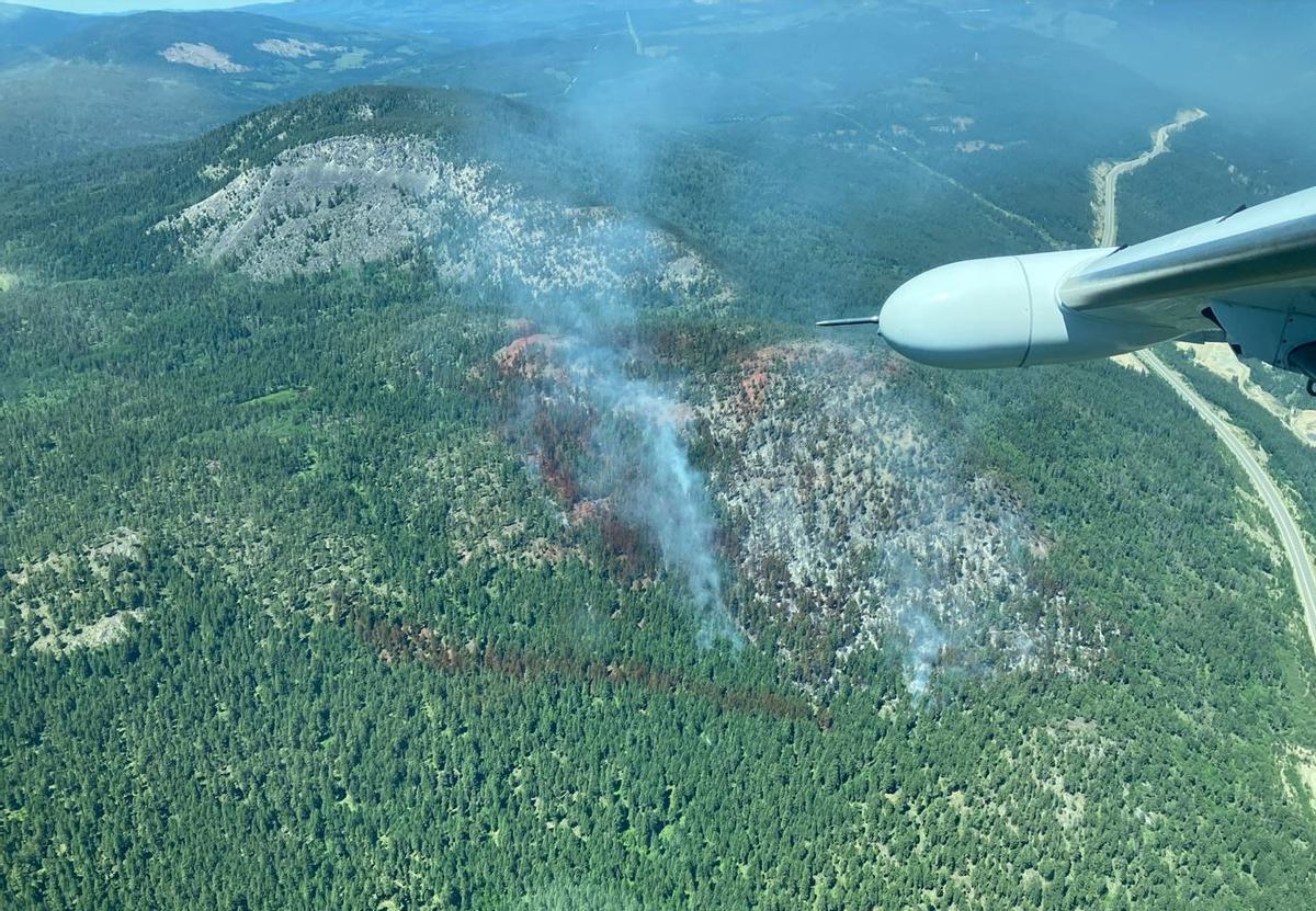 Vista aérea de un fuego en Pigeon Creek, cerca de Peachland, en la Columbia Británica, en Canadá.