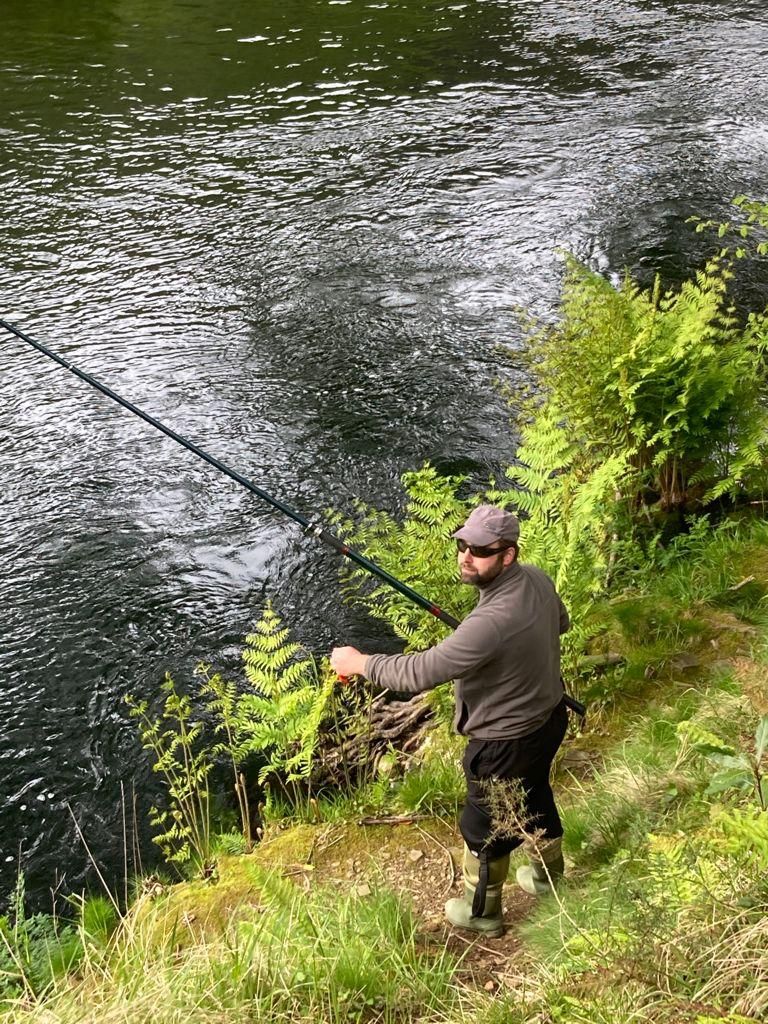 Pablo Fenrández, de pesca en el Esva.