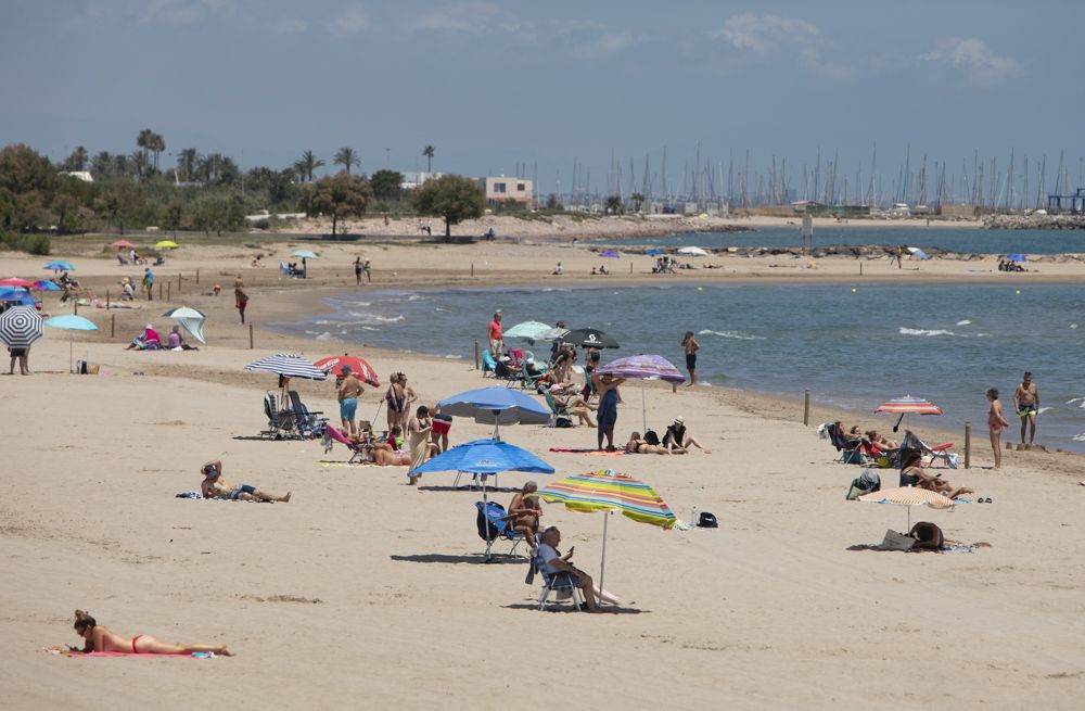 La playa del Port de Sagunt: Un inmenso arenal que no te puedes perder a menos de 30 minutos de la capital del Turia