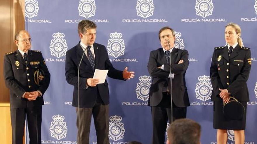 El jefe de Policía de Valencia (izqda) y la jefa de Homicidios de Valencia (dcha), ayer, en la rueda de prensa.