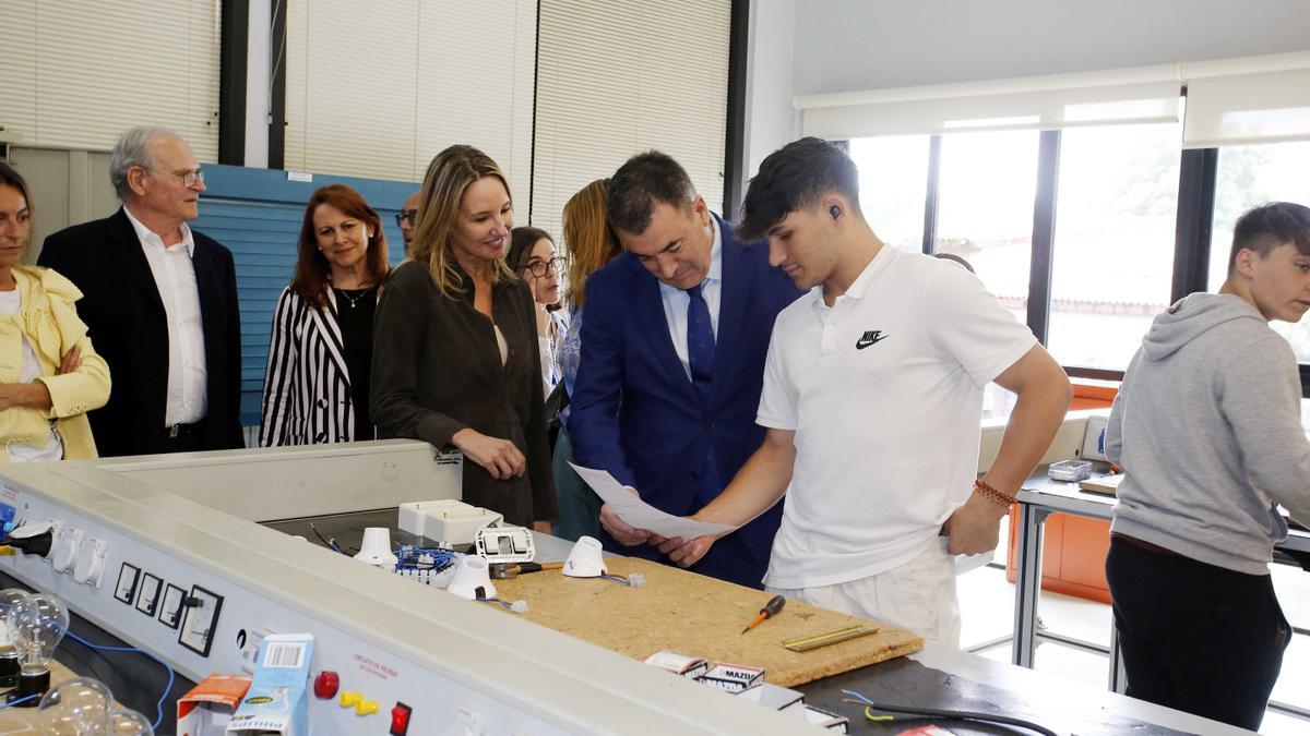 Román Rodríguez y Marta Fernández-Tapias en el instituto de Porriño.