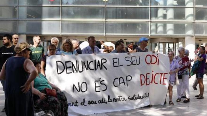 Concentración ayer ante la Ciudad de la Justicia.