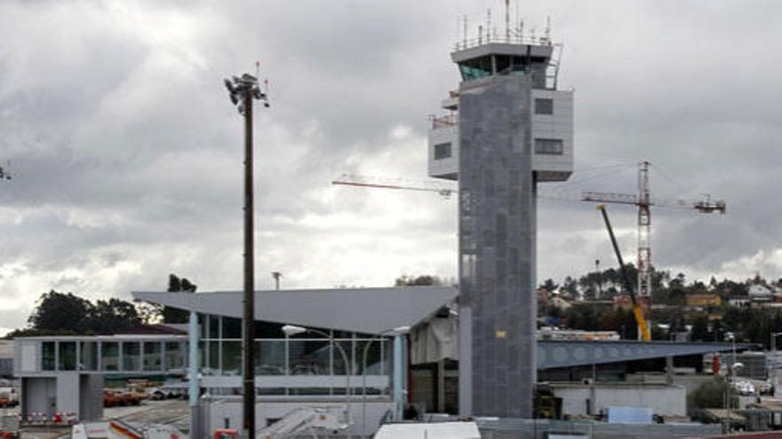 Torre de control del aeródromo. / RICARDO GROBAS