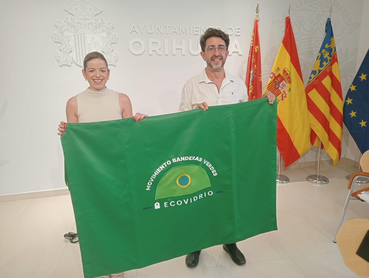 El municipio de Orihuela resultó ganador hace cuatro ediciones y ha revalidado tres veces la bandera verde. En la imagen, la edil de Medio Ambiente, Rocío Ortuño, y Manuel Sala, gerente de zona de Ecovidrio, en el arranque este año de la campaña.