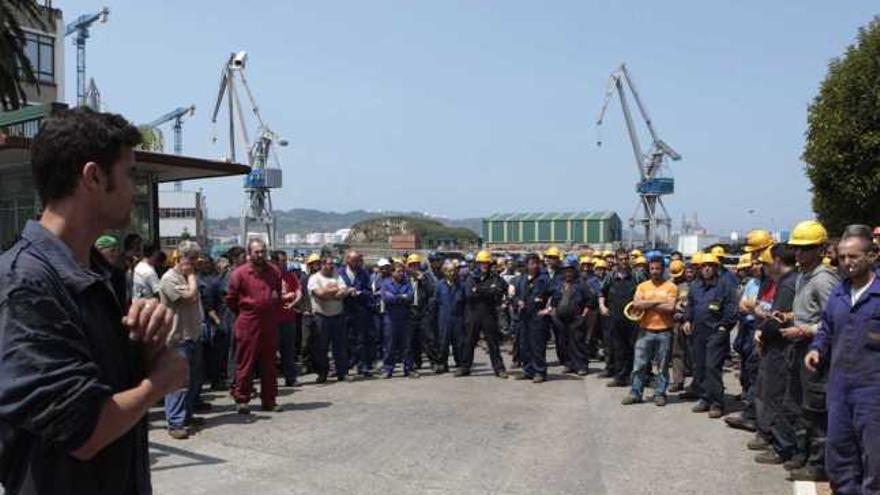 La concentración de trabajadores en Armón Gijón tras el accidente mortal que sufrió un buzo el pasado 16 de julio.