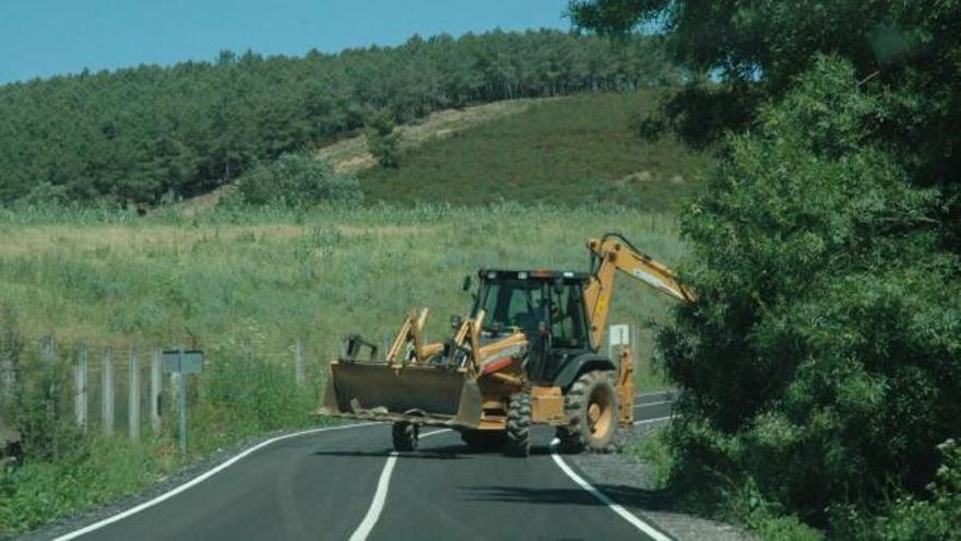 Una máquina trabaja en las obras de la calzada.