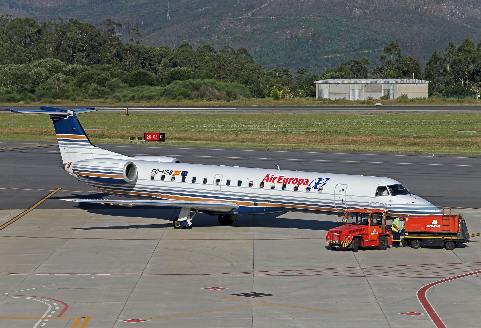 Un avión Embraer 145 de Air Europa en Peinador.