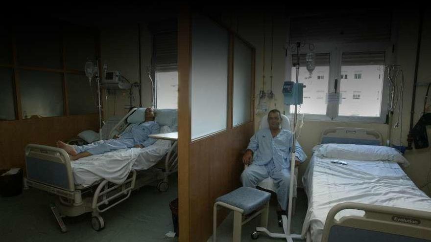 Enfermos renales en sesión de homodiálisis en un hospital de Granada. // FdV