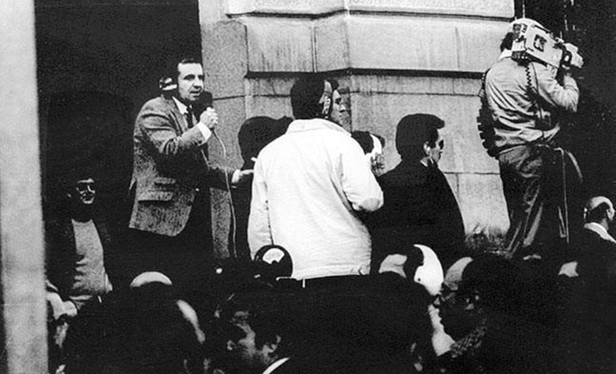 El periodista Jose María García informa dels esdeveniments des dels voltants del Congrés dels Diputats després de l’ocupació militar de la cambra, durant la segona votació d’investidura de Leopoldo Calvo Sotelo com a president del Govern.
