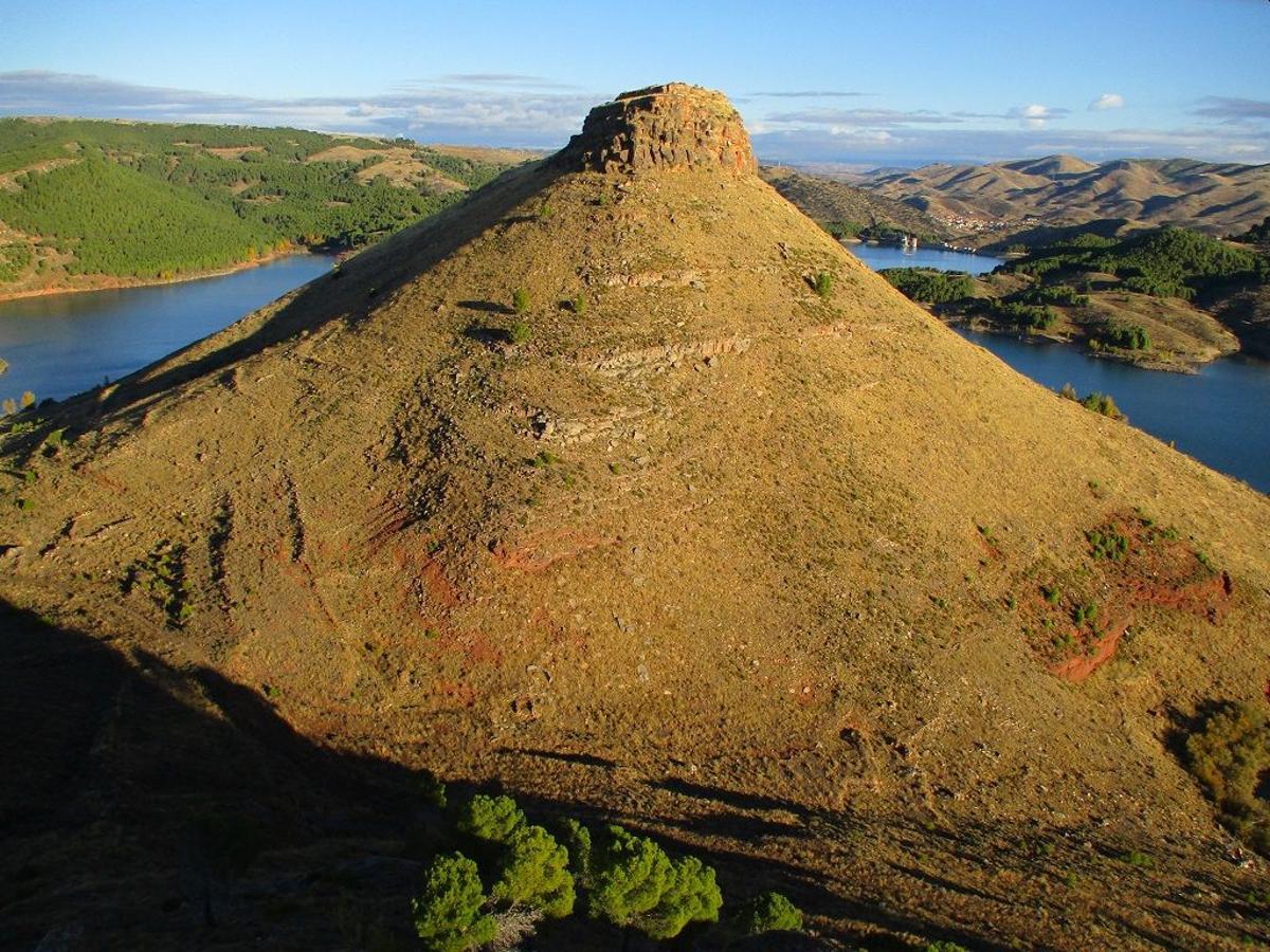 Restos del Castillo de Somet, en Carenas, provincia de Zaragoza.