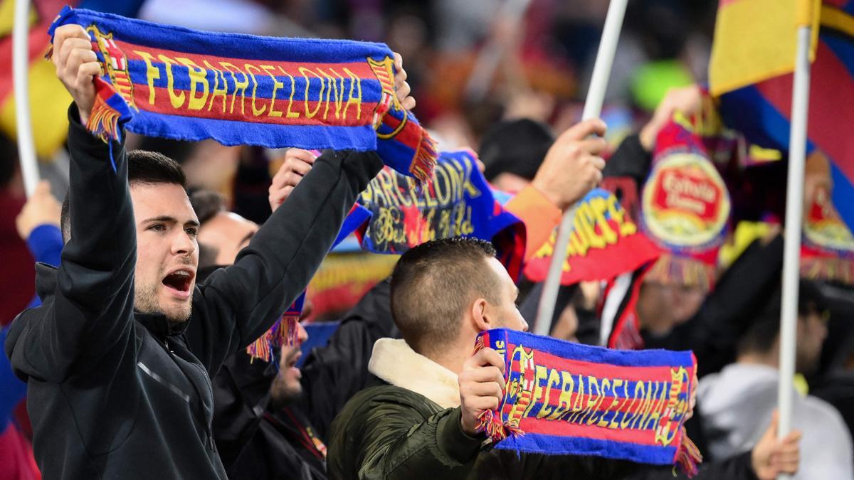 Aficionados del Barça en la Grada d'Animació