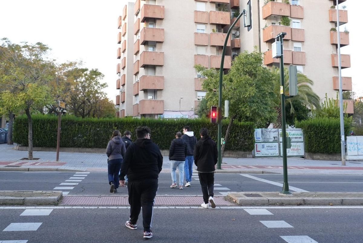 Ciudadanos cruzan un paso de peatones.