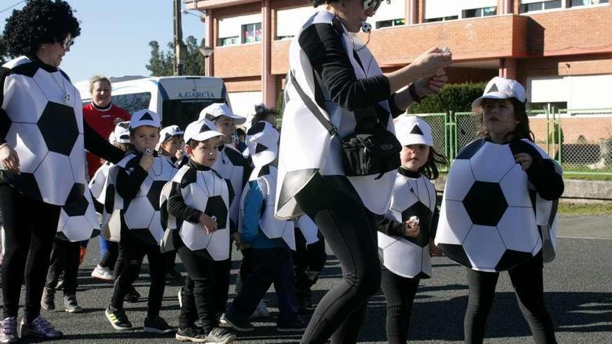 Los niños de Infantil de Oca se disfrazaron de pelotas de fútbol. // Bernabé / Víctor Espiño