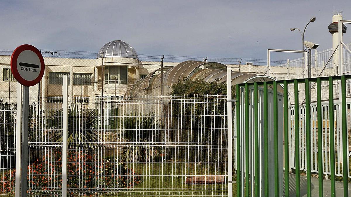 El edificio que alberga los módulos de Preventivos de Picassent es el que se ha quedado sin agua. | JOSÉ ALEIXANDRE