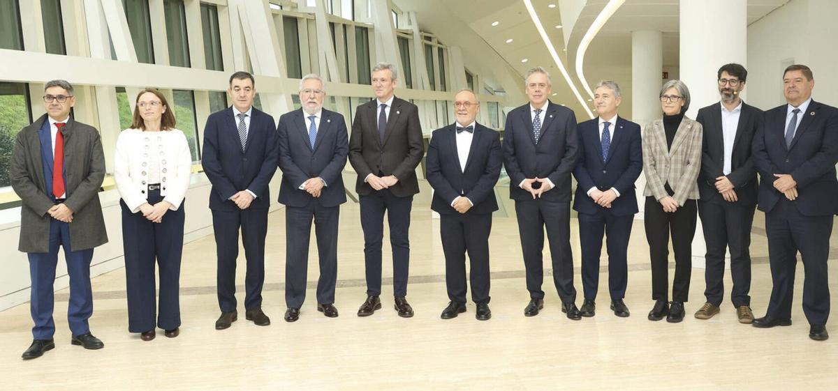 Alfonso Rueda y Juan Cruz Cigudosa, en primer plano, ayer, en los instantes previos al acto. |  Xoán Álvarez