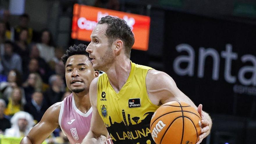 Huertas trata de dejar atrás a Dotson en el Canarias-Joventut.