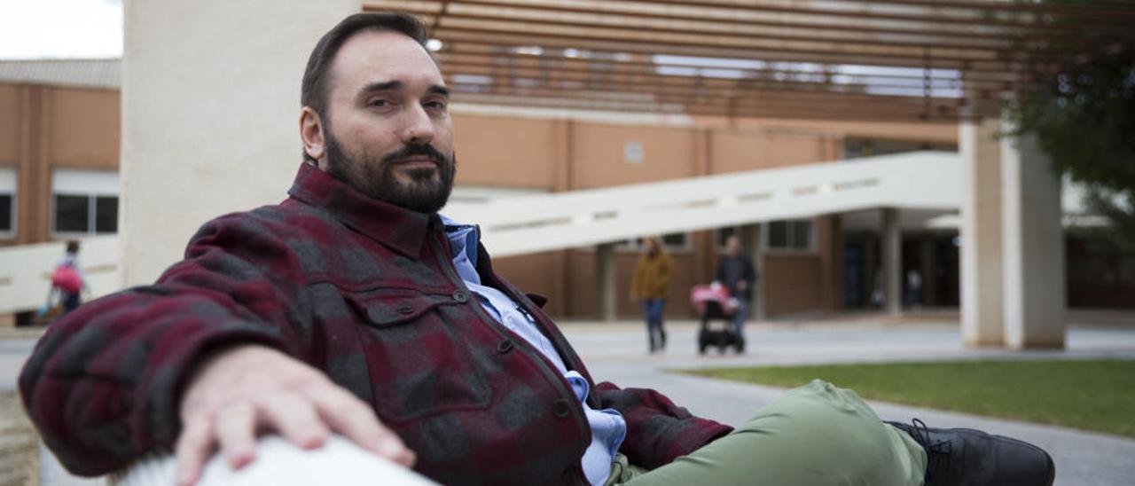 José Emilio Martínez, en el campus de la Universidad de Alicante.