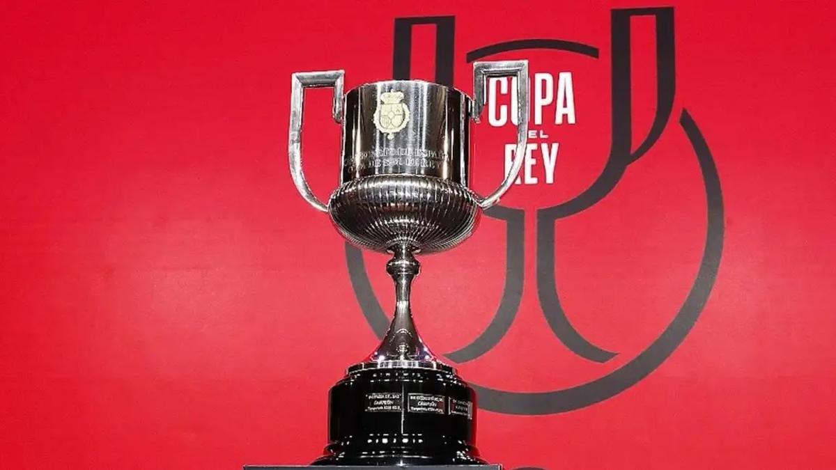 Imagen del trofeo de la Copa del Rey en la sede de la Federación.