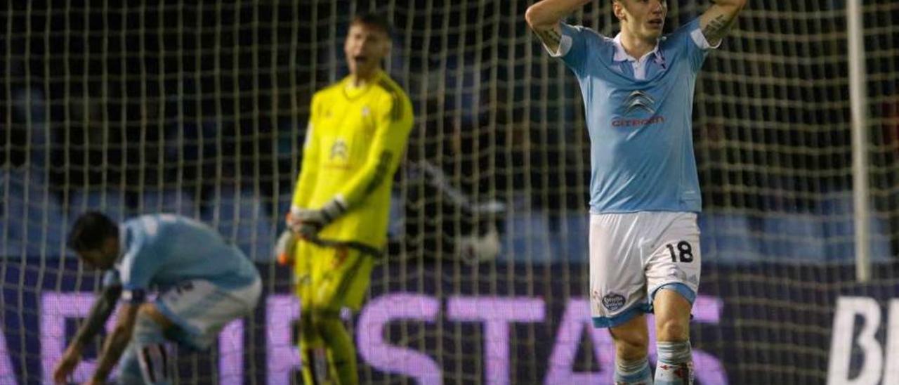 Wass, con Rubén Blanco al fondo, se lamenta del gol de Banega (2-1) que dejaba casi sin esperanzas al Celta. // Ricardo Grobas