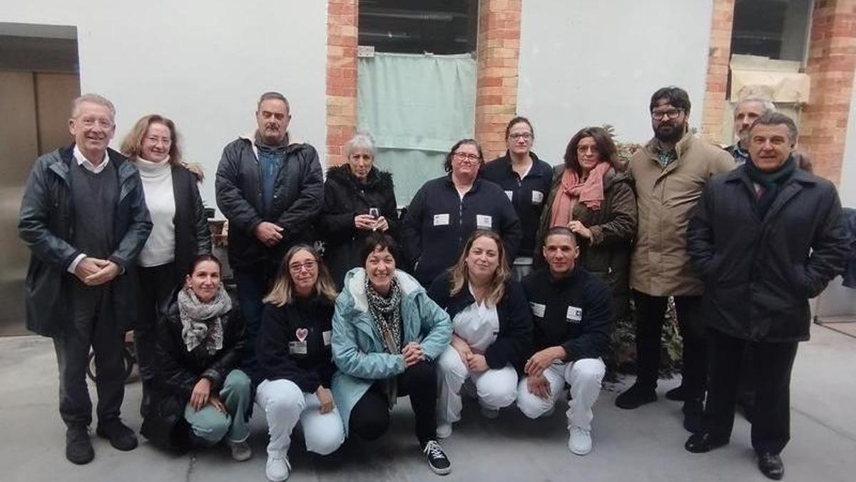 Alumnos y responsables del taller de empleo, junto a alcalde y varios concejales, en Póo