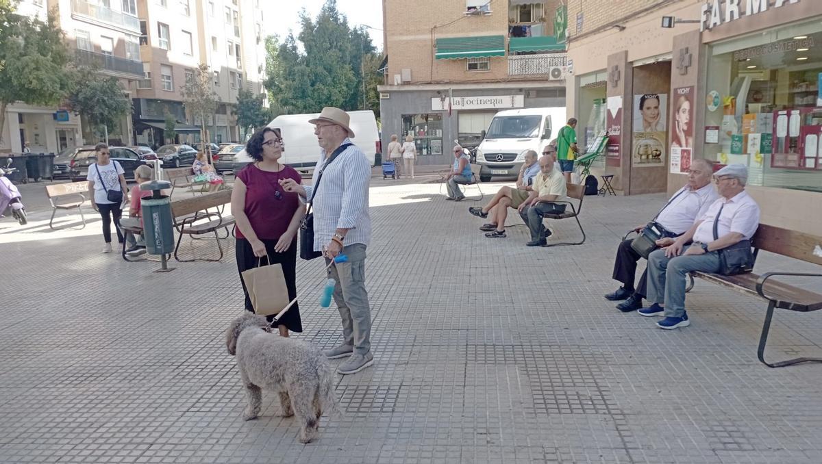 La asociación de vecinos pide un área verde en esta zona de descanso en la calle Ildefonso Marzo.