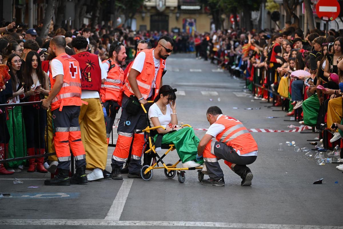 Miles de personas cantan al unísono el Idella que arranca las Fiestas de Moros y Cristianos de Elda