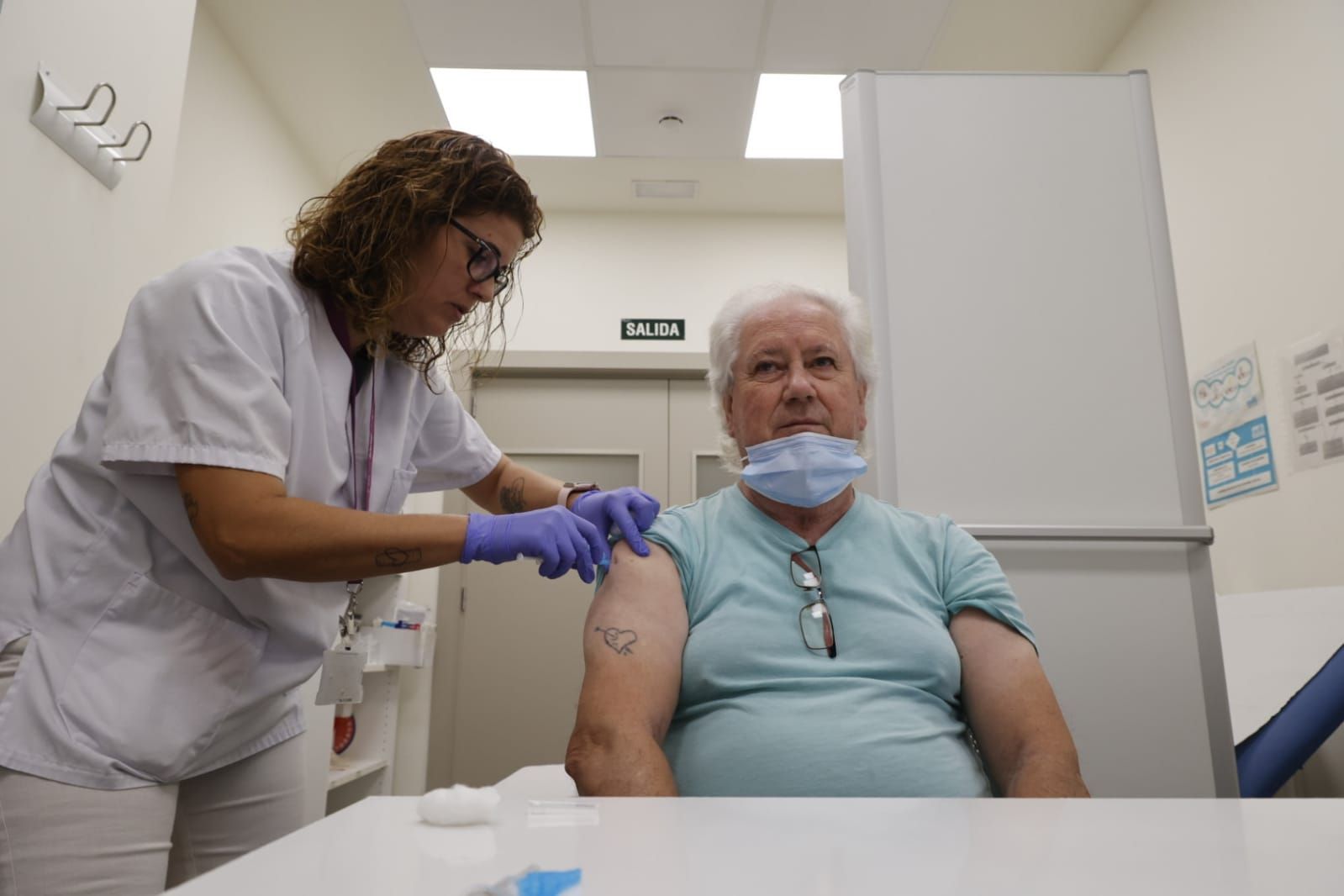 La campaña de vacunación 2023-2024 contra la gripe y la covid-19 arranca inmunizando a los más vulnerables
