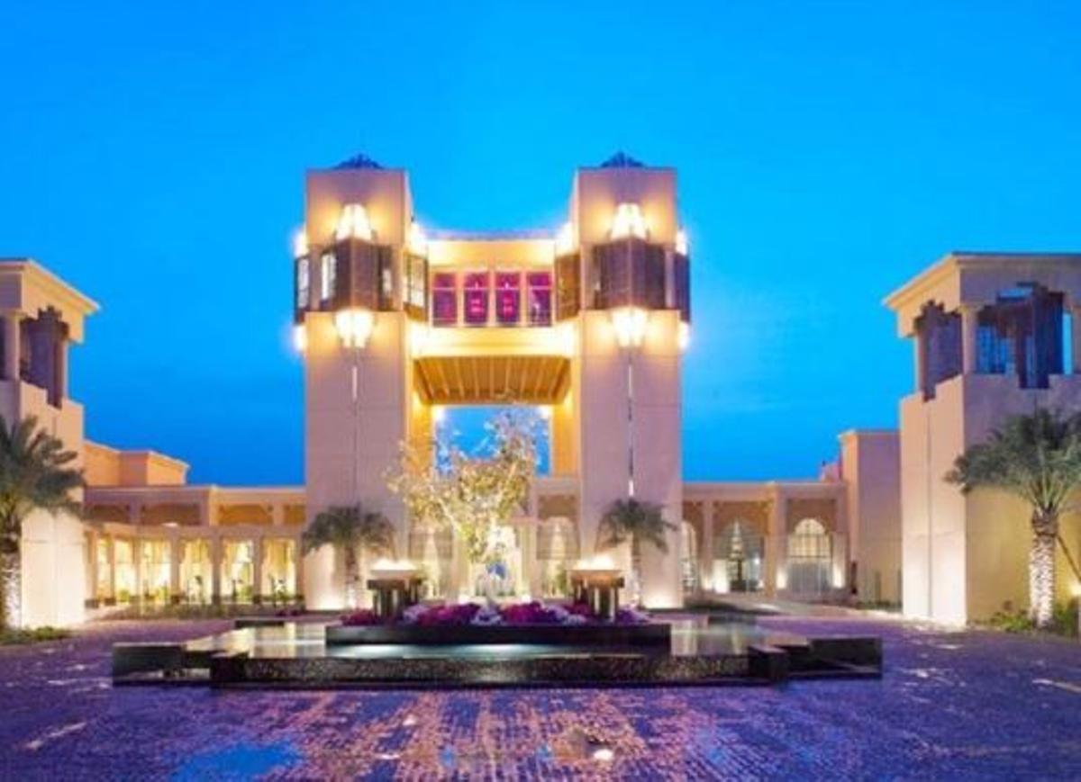 La entrada del hotel Raffles Al Areen Palace