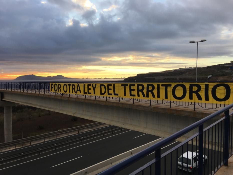 Las Palmas de Gran Canaria amanece con pancartas contra la ley del suelo (27/05/17)