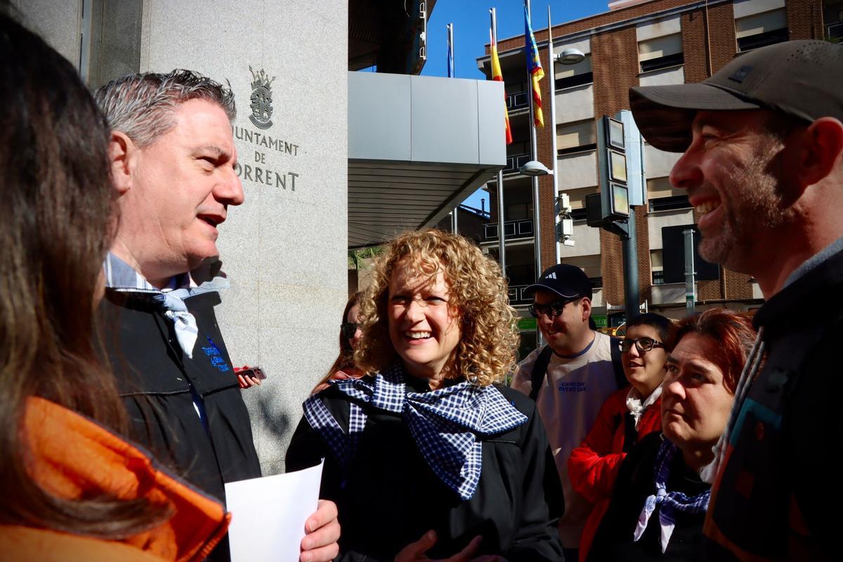 Ruta inclusiva de Torrent. El edil y la alcaldesa conversan con uno de los participantes.