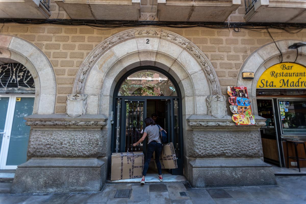 La entrada del número 2 de Santa Madrona, una finca construida a principios del siglo XX