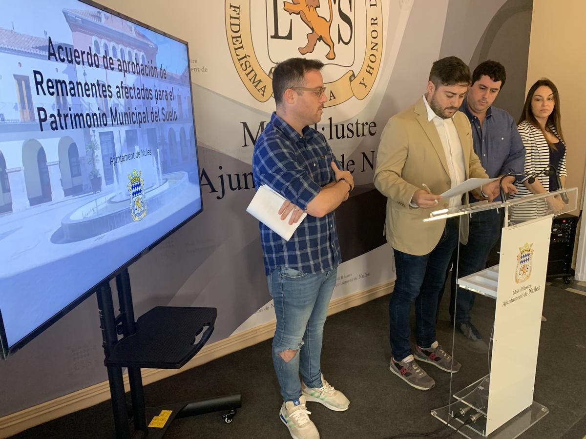 Momento de la firma por parte del portavoz socialista, Adrián Sorribes, del acuerdo alcanzado para distribuir los remanentes del 2021.