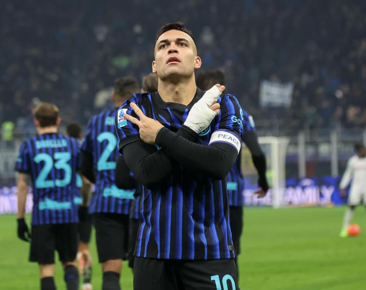 El jugador del FC Inter Lautaro Martinez celebra un gol durante el partido de la Serie A que han jugado FC Inter y Bologna FC en Milan, Italia. EFE/EPA/Roberto Bregani