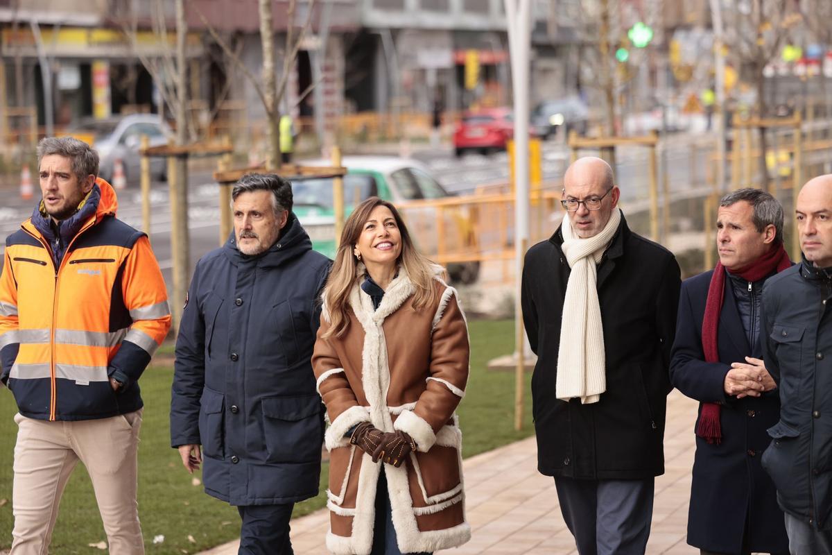 La alcaldesa de Zaragoza, Natalia Chueca, visita las obras de la avenida Navarra.