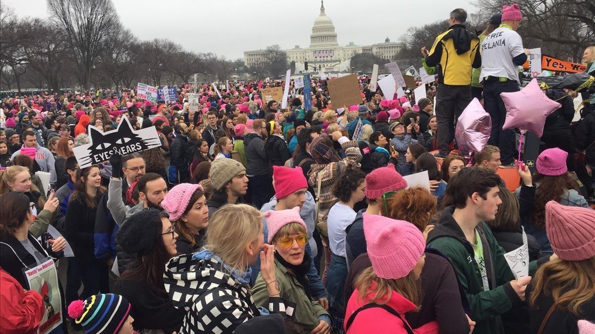 Una multitud de manifestantes a su llegada al National Mall, en Washington, durante la Marcha de Mujeres, el 21 de enero.