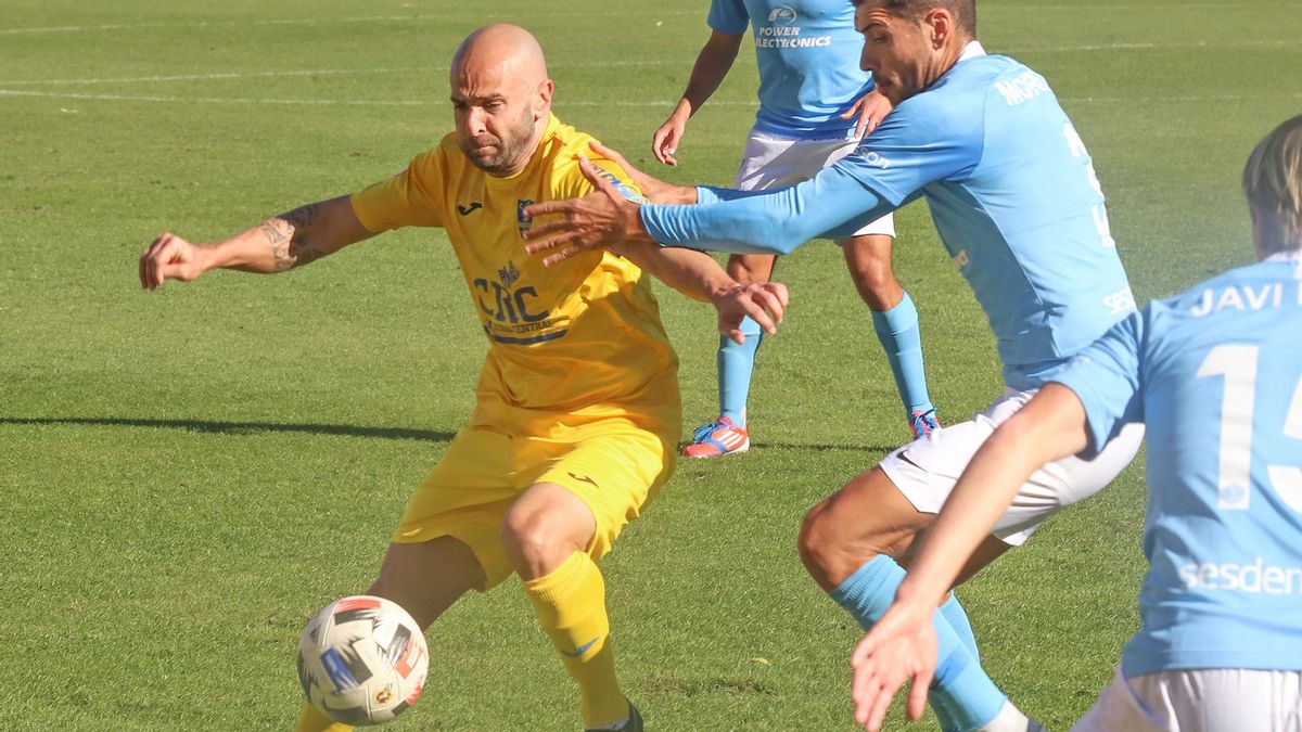 El capitán del Orihuela Chechu Flores, en el partido de la primera vuelta en Los Arcos ante el líder Ibiza (0-0).